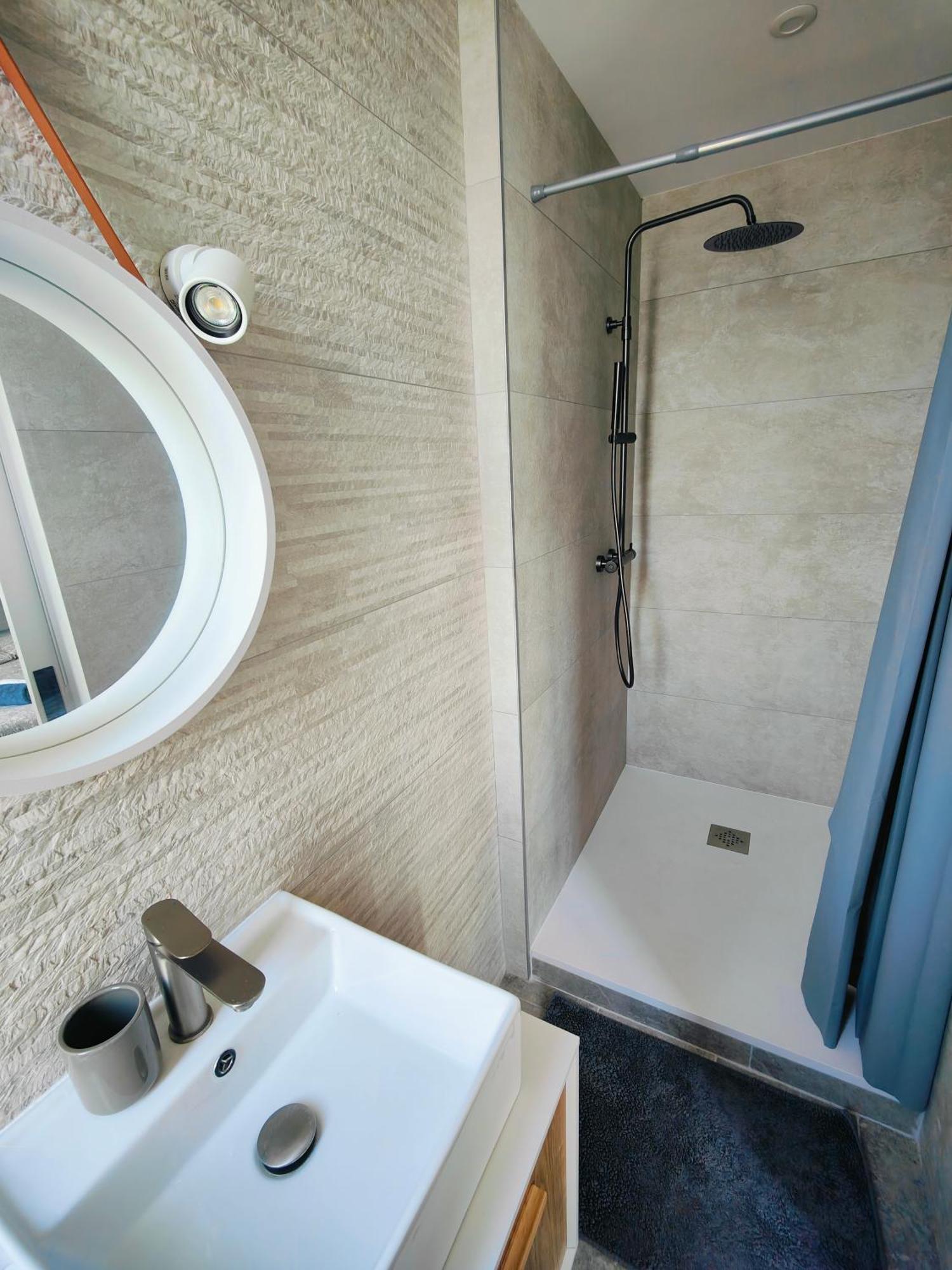 Self-Checkin Town House - Rooms To Rent In A Beautiful Modern Town House - Not A Hotel - Location De Chambres Avec Arrivee En Autonomie - Extra Fee For Sheets And Towels - Private Parking - Check Your Plateform Inbox And Follow Check-In Instructions Saint-Romain-en-Gal Екстериор снимка